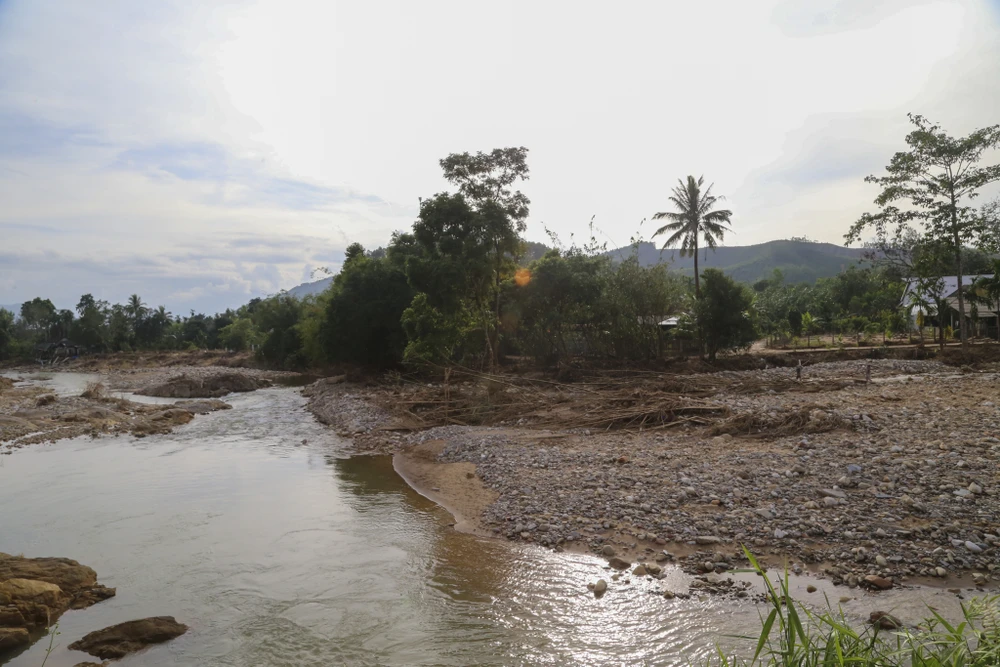 dong-suoi-duoi-chan-bach-ma-noi-co-dot-mua-lon-nhi-the-gioi-tan-hoang-sau-lu (5).jpg