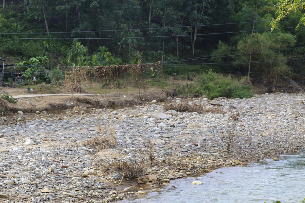 dong-suoi-duoi-chan-bach-ma-noi-co-dot-mua-lon-nhi-the-gioi-tan-hoang-sau-lu (7).jpg