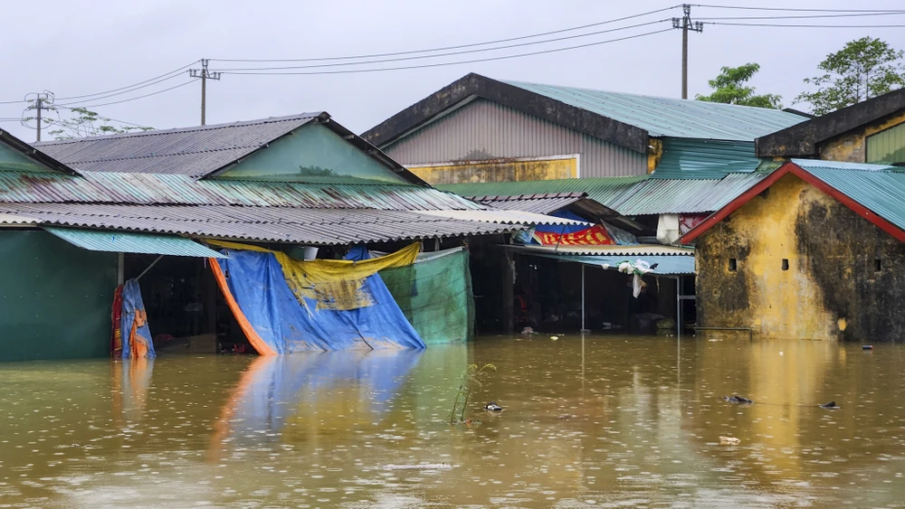 lu-ve-luc-2-gio-sang-ngap-qua-nua-nha-nguoi-dan-hue-trang-dem-cong-tai-san-chay-lu (10).jpg