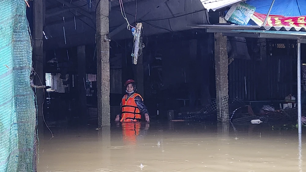 lu-ve-luc-2-gio-sang-ngap-qua-nua-nha-nguoi-dan-hue-trang-dem-cong-tai-san-chay-lu (11).jpg