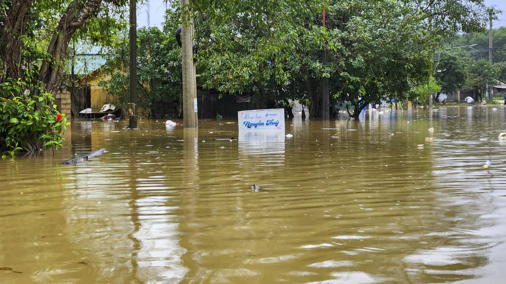 lu-ve-luc-2-gio-sang-ngap-qua-nua-nha-nguoi-dan-hue-trang-dem-cong-tai-san-chay-lu (13).jpg