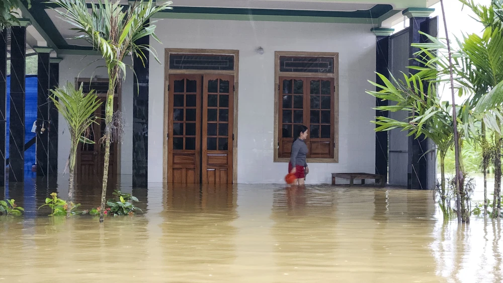 lu-ve-luc-2-gio-sang-ngap-qua-nua-nha-nguoi-dan-hue-trang-dem-cong-tai-san-chay-lu (15).jpg