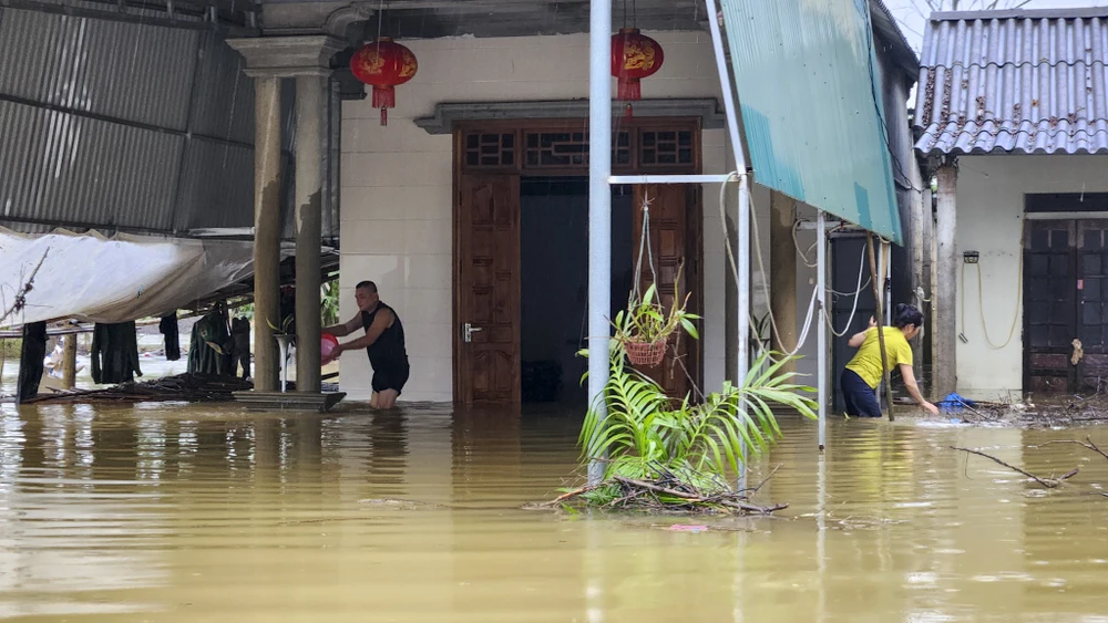 lu-ve-luc-2-gio-sang-ngap-qua-nua-nha-nguoi-dan-hue-trang-dem-cong-tai-san-chay-lu (16).jpg