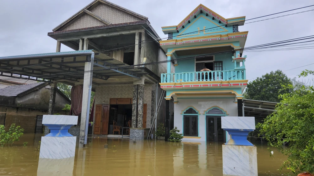 lu-ve-luc-2-gio-sang-ngap-qua-nua-nha-nguoi-dan-hue-trang-dem-cong-tai-san-chay-lu (17).jpg