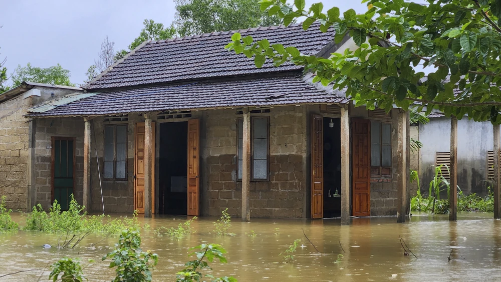 lu-ve-luc-2-gio-sang-ngap-qua-nua-nha-nguoi-dan-hue-trang-dem-cong-tai-san-chay-lu (20).jpg