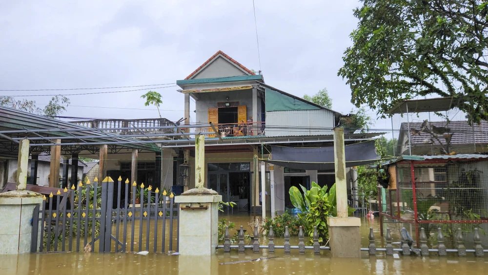 lu-ve-luc-2-gio-sang-ngap-qua-nua-nha-nguoi-dan-hue-trang-dem-cong-tai-san-chay-lu (25).jpg