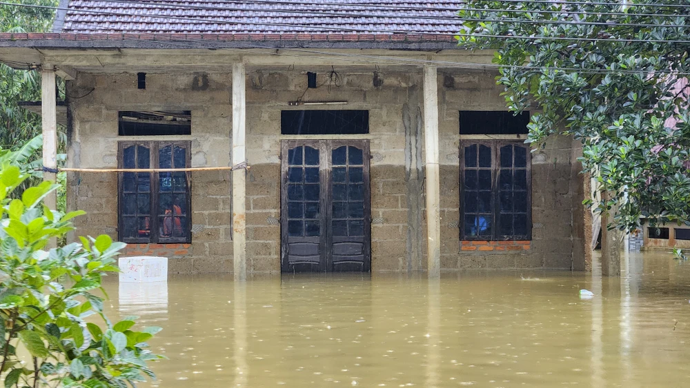 lu-ve-luc-2-gio-sang-ngap-qua-nua-nha-nguoi-dan-hue-trang-dem-cong-tai-san-chay-lu (26).jpg