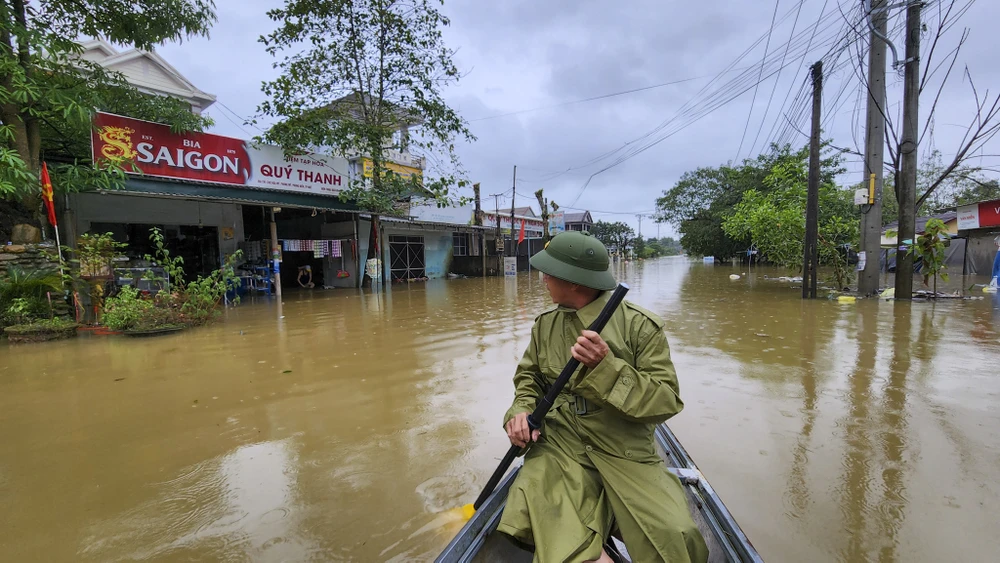 lu-ve-luc-2-gio-sang-ngap-qua-nua-nha-nguoi-dan-hue-trang-dem-cong-tai-san-chay-lu (27).jpg