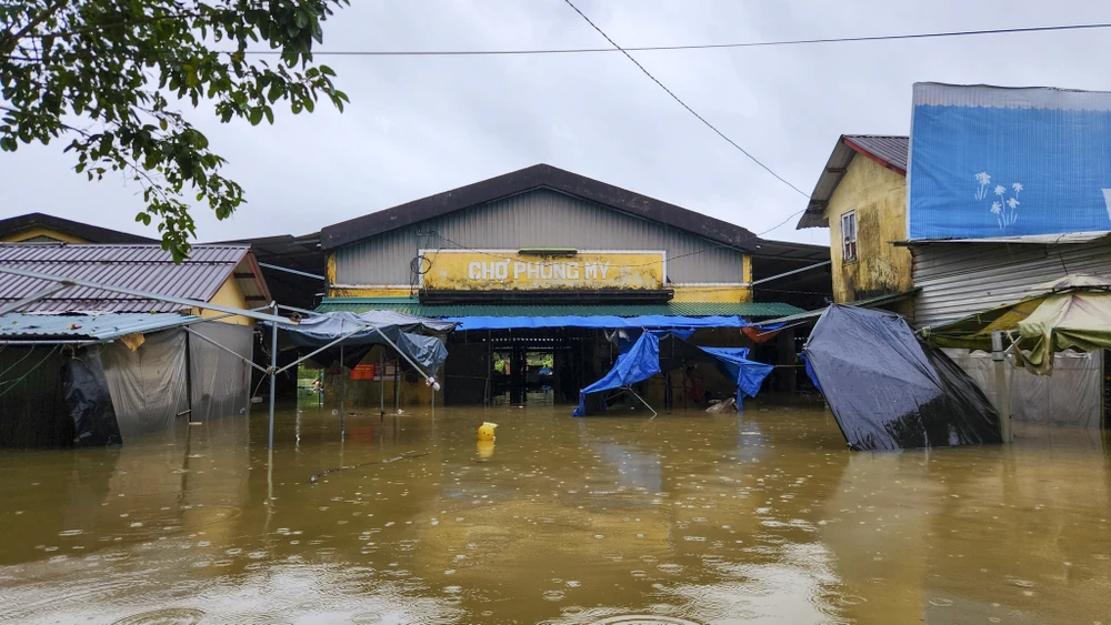 lu-ve-luc-2-gio-sang-ngap-qua-nua-nha-nguoi-dan-hue-trang-dem-cong-tai-san-chay-lu (29).jpg