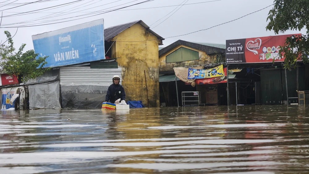 lu-ve-luc-2-gio-sang-ngap-qua-nua-nha-nguoi-dan-hue-trang-dem-cong-tai-san-chay-lu (3).jpg
