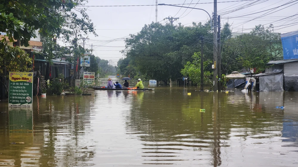 lu-ve-luc-2-gio-sang-ngap-qua-nua-nha-nguoi-dan-hue-trang-dem-cong-tai-san-chay-lu (30).jpg