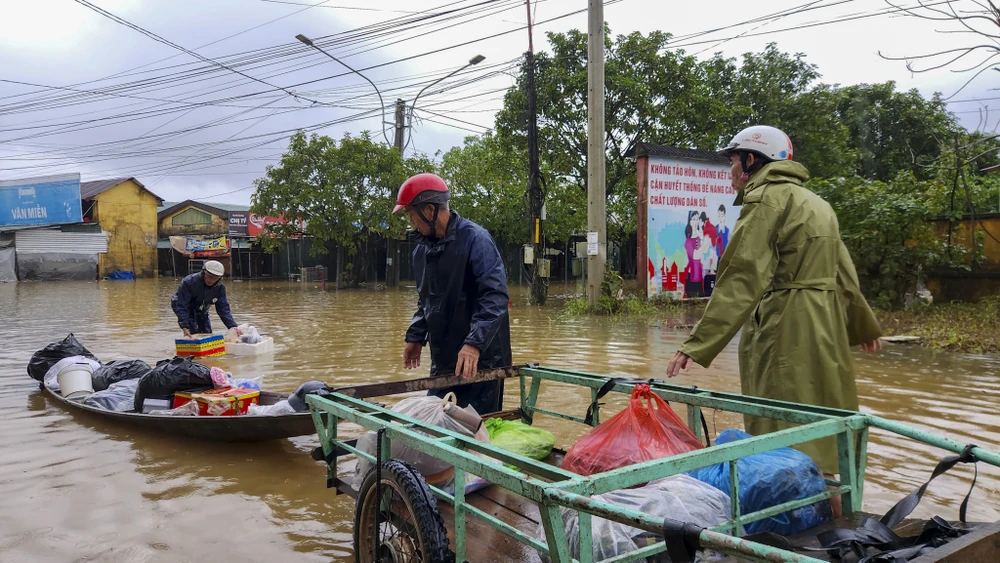 lu-ve-luc-2-gio-sang-ngap-qua-nua-nha-nguoi-dan-hue-trang-dem-cong-tai-san-chay-lu (4).jpg