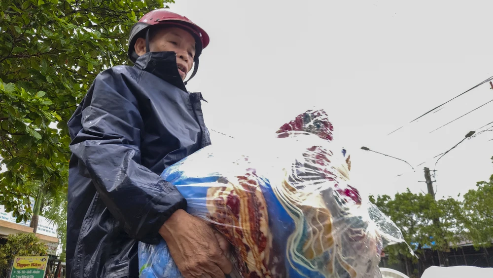 lu-ve-luc-2-gio-sang-ngap-qua-nua-nha-nguoi-dan-hue-trang-dem-cong-tai-san-chay-lu (5).jpg