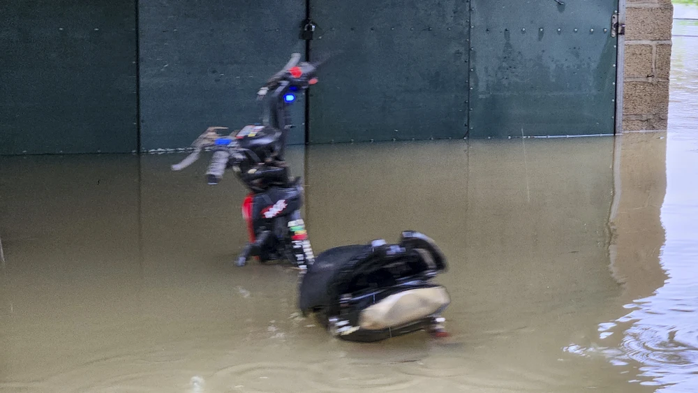 lu-ve-luc-2-gio-sang-ngap-qua-nua-nha-nguoi-dan-hue-trang-dem-cong-tai-san-chay-lu (7).jpg