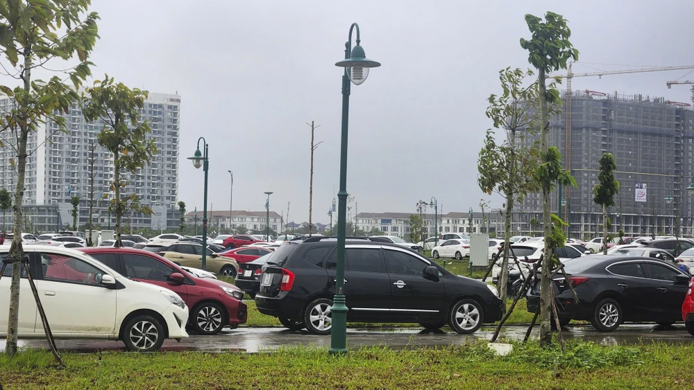 mua-lon-don-dap-lu-song-dang-cao-nguoi-dan-hue-dao-nhac-dua-xe-tranh-lu-lan-4 (10).jpg