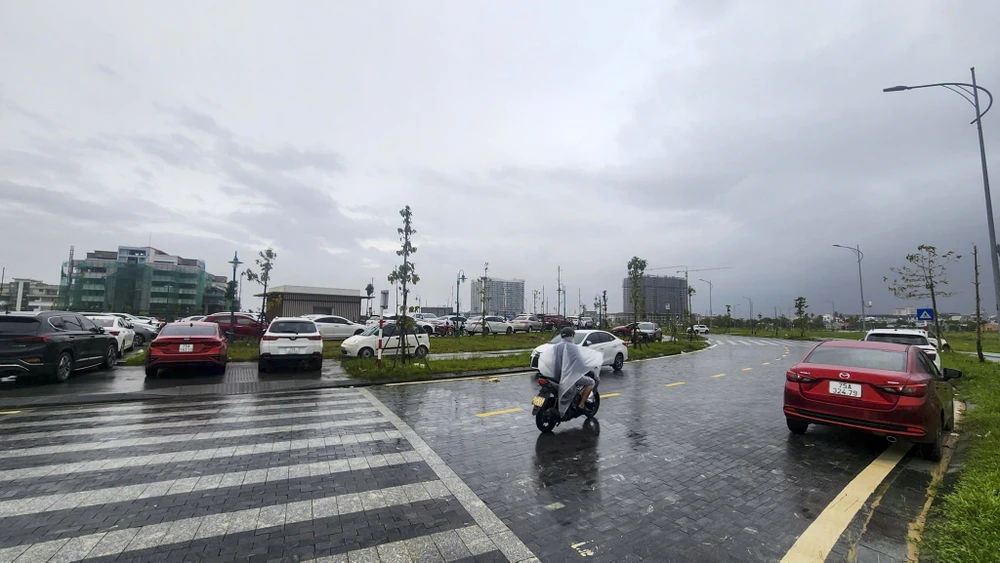 mua-lon-don-dap-lu-song-dang-cao-nguoi-dan-hue-dao-nhac-dua-xe-tranh-lu-lan-4 (14).jpg