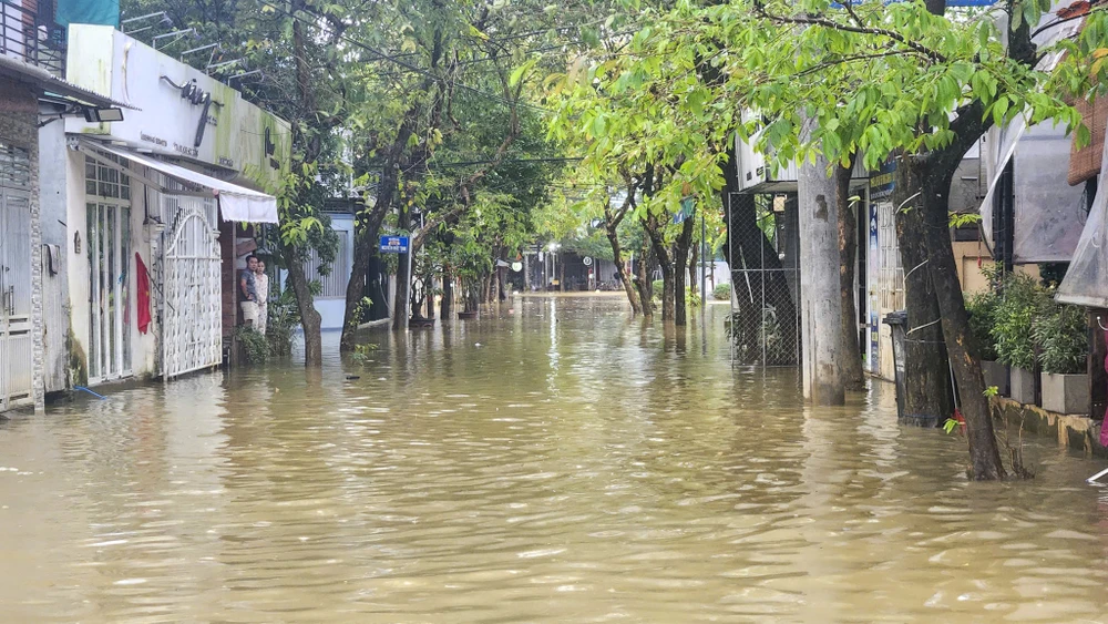 mua-lon-don-dap-lu-song-dang-cao-nguoi-dan-hue-dao-nhac-dua-xe-tranh-lu-lan-4 (15).jpg