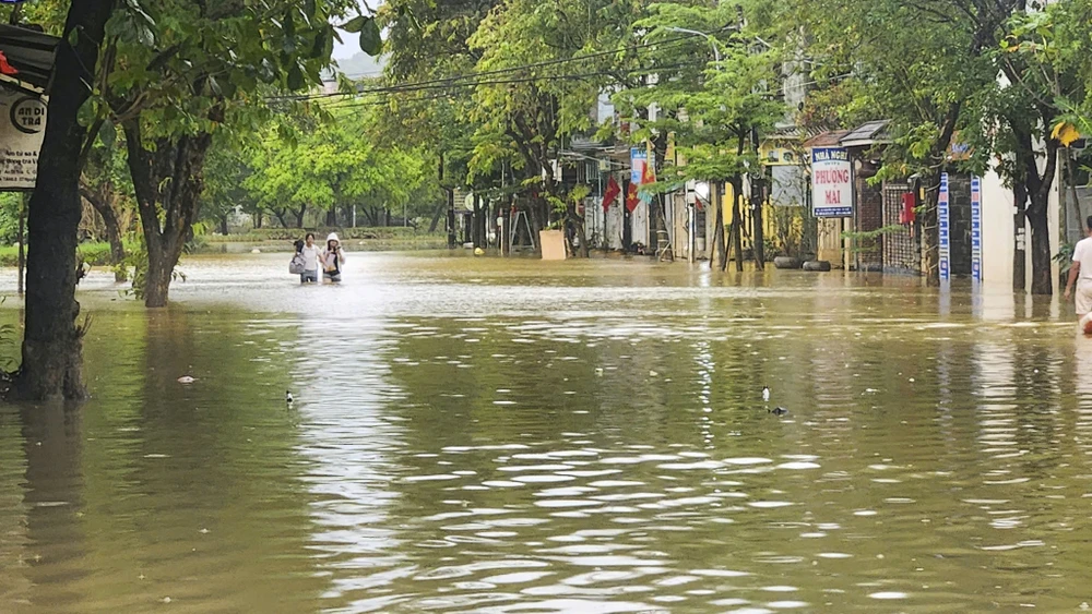 mua-lon-don-dap-lu-song-dang-cao-nguoi-dan-hue-dao-nhac-dua-xe-tranh-lu-lan-4 (17).jpg