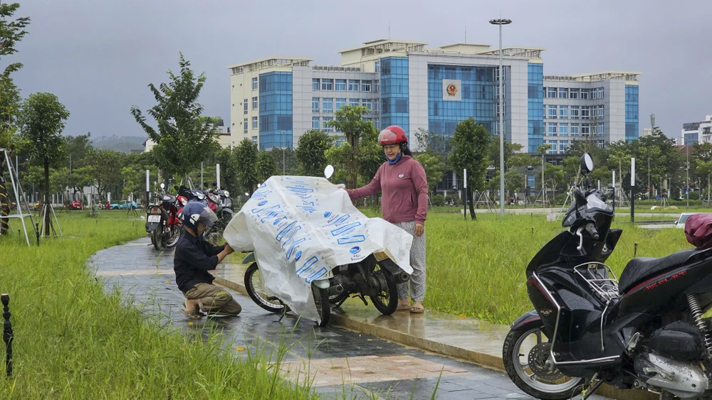 mua-lon-don-dap-lu-song-dang-cao-nguoi-dan-hue-dao-nhac-dua-xe-tranh-lu-lan-4 (20).jpg