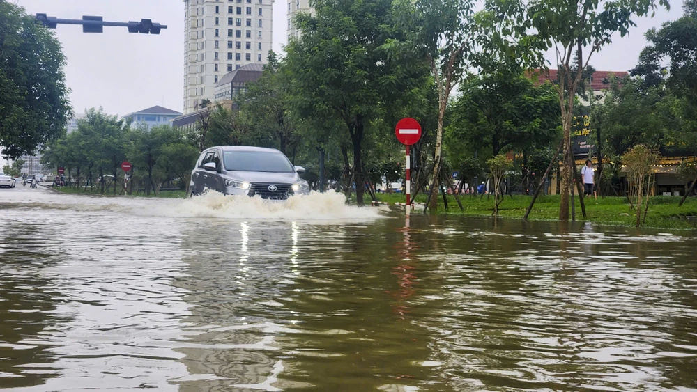 mua-lon-don-dap-lu-song-dang-cao-nguoi-dan-hue-dao-nhac-dua-xe-tranh-lu-lan-4 (4).jpg