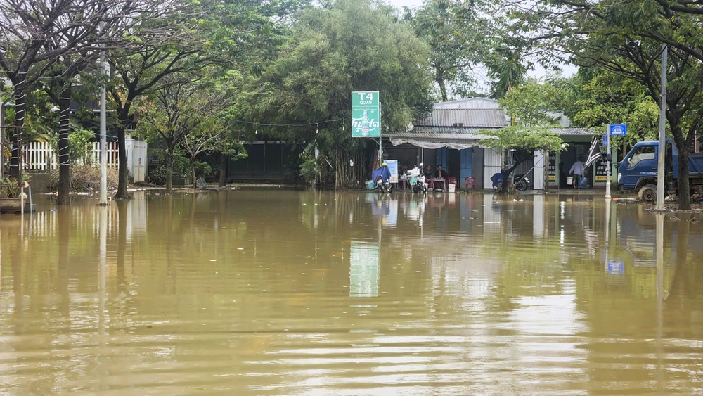 mua-lon-don-dap-lu-song-dang-cao-nguoi-dan-hue-dao-nhac-dua-xe-tranh-lu-lan-4 (8).jpg