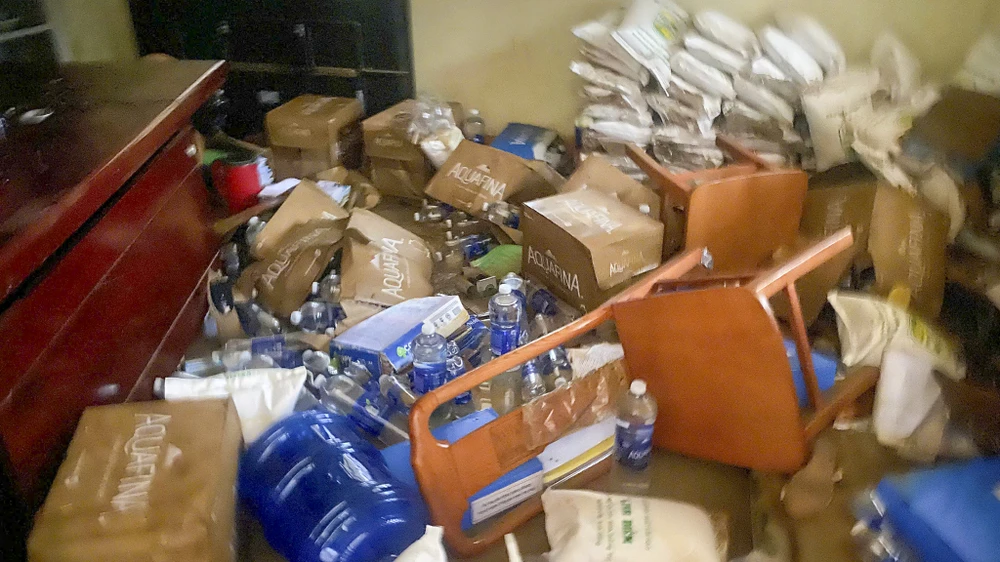 tru-so-xa-ngap-sau-nhieu-ho-so-bi-nuoc-cuon-troi (2).jpg