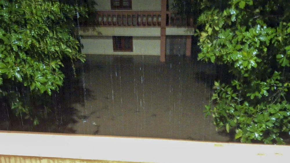 tru-so-xa-ngap-sau-nhieu-ho-so-bi-nuoc-cuon-troi (3).jpg