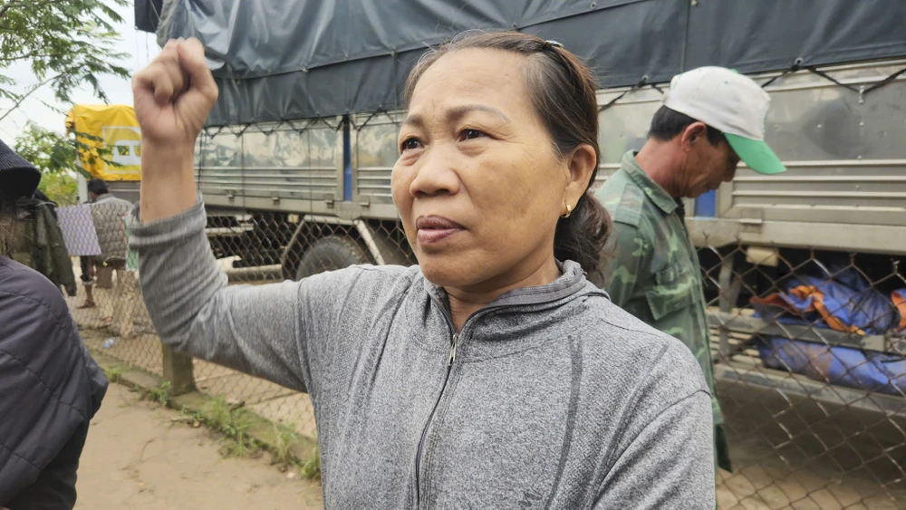 vua-ngot-4-dot-lu-nguoi-dan-xu-hue-gom-chut-tinh-gui-vao-phu-yen (3).jpg