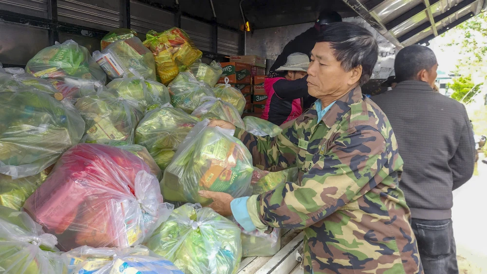 vua-ngot-4-dot-lu-nguoi-dan-xu-hue-gom-chut-tinh-gui-vao-phu-yen (6).jpg