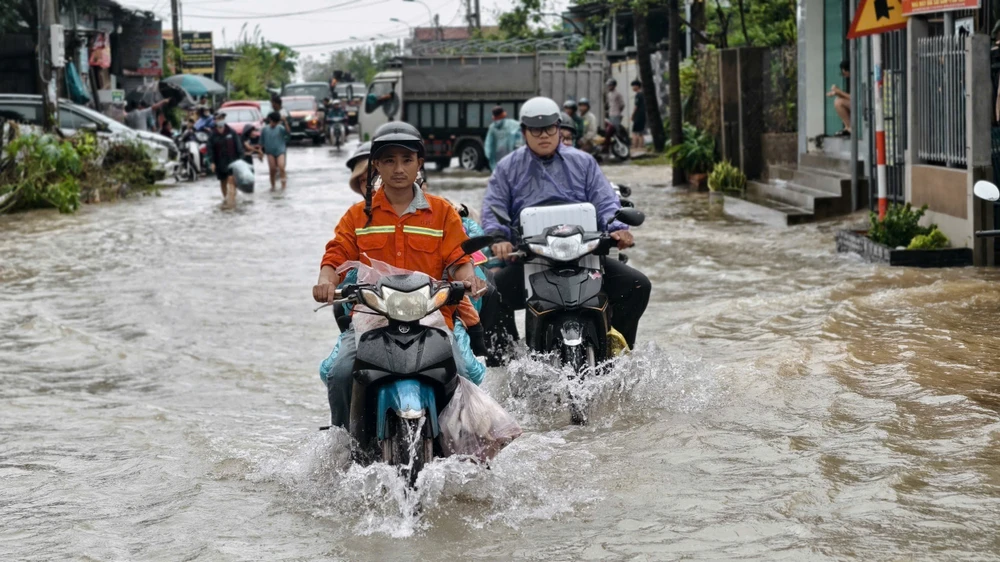 chum-anh-flycam-nuoc-bua-vay-ron-lu-hoa-thinh-dak-lak (1).jpg