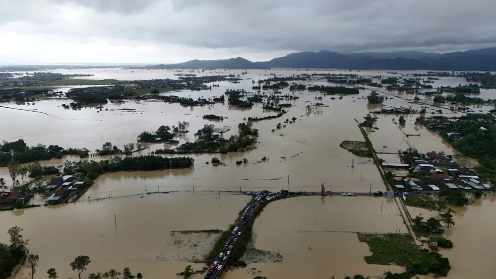 chum-anh-flycam-nuoc-bua-vay-ron-lu-hoa-thinh-dak-lak (10).jpg
