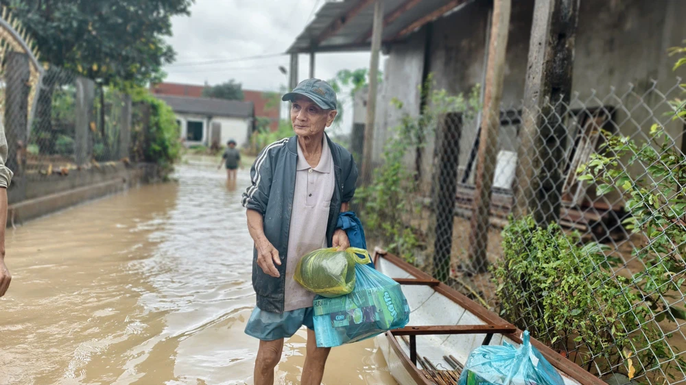 chum-anh-flycam-nuoc-bua-vay-ron-lu-hoa-thinh-dak-lak (13).jpg