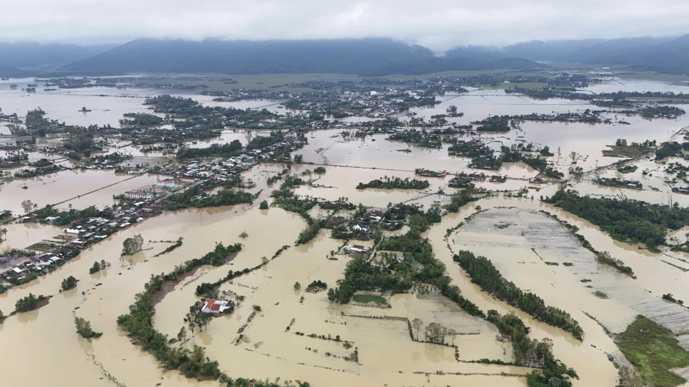 chum-anh-flycam-nuoc-bua-vay-ron-lu-hoa-thinh-dak-lak (15).jpg