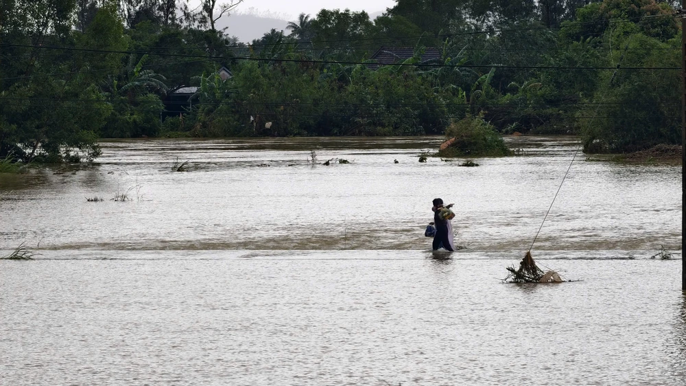 chum-anh-flycam-nuoc-bua-vay-ron-lu-hoa-thinh-dak-lak (3).jpg
