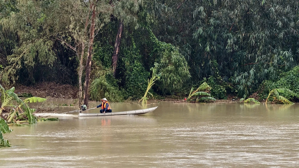 chum-anh-flycam-nuoc-bua-vay-ron-lu-hoa-thinh-dak-lak (4).jpg