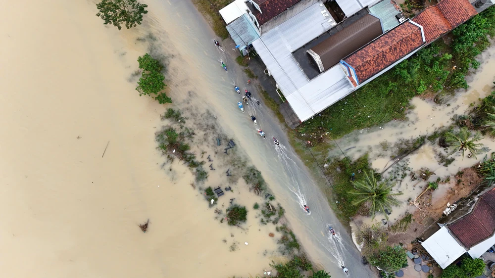 chum-anh-flycam-nuoc-bua-vay-ron-lu-hoa-thinh-dak-lak (6).jpg