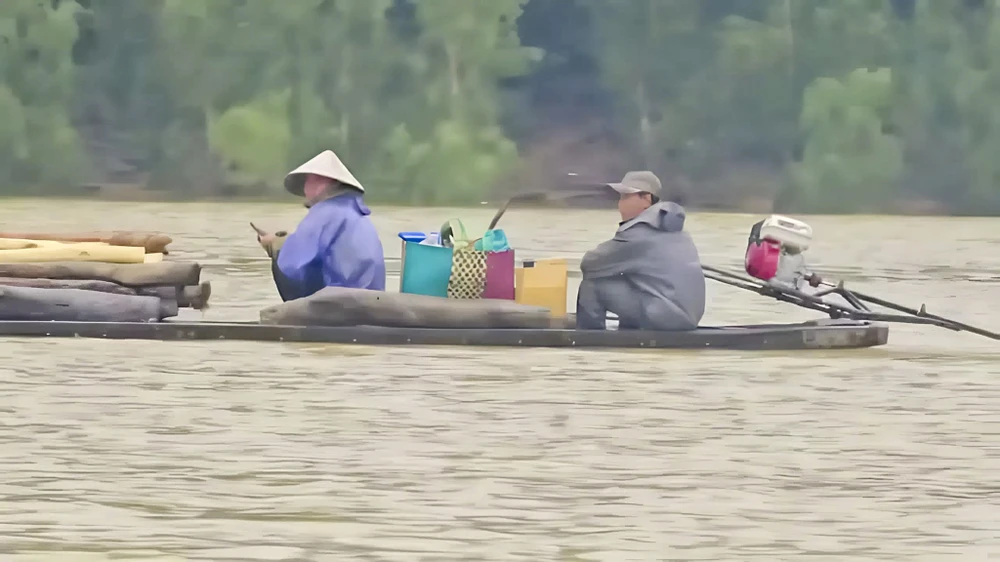 muu-sinh-ben-mieng-ha-ba-nguoi-dan-cheo-ghe-vot-cui-giua-ho-thuy-dien (3).jpg