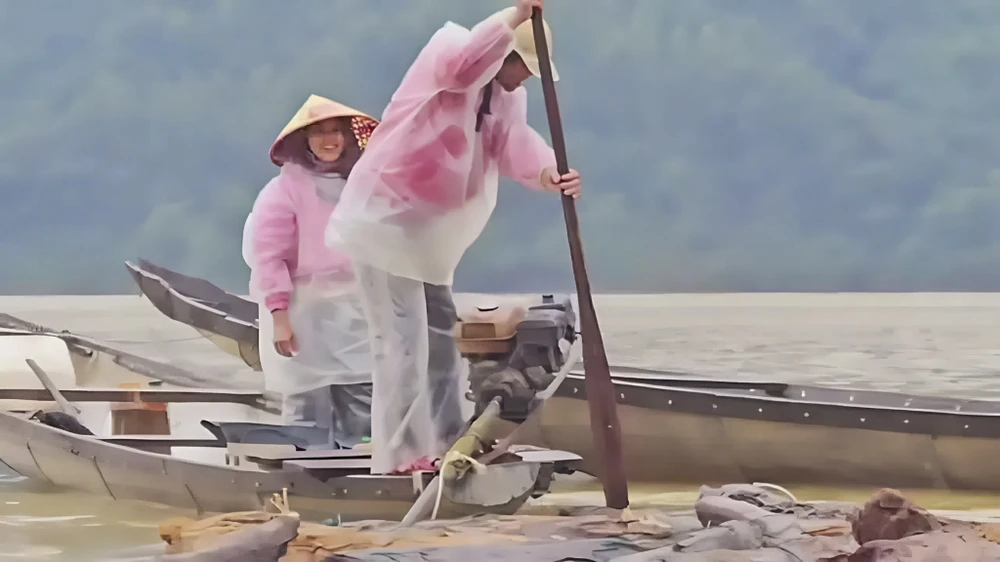 muu-sinh-ben-mieng-ha-ba-nguoi-dan-cheo-ghe-vot-cui-giua-ho-thuy-dien (4).jpg