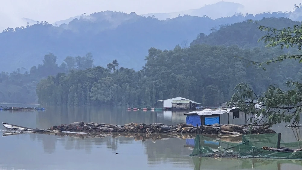 muu-sinh-ben-mieng-ha-ba-nguoi-dan-cheo-ghe-vot-cui-giua-ho-thuy-dien (6).jpg