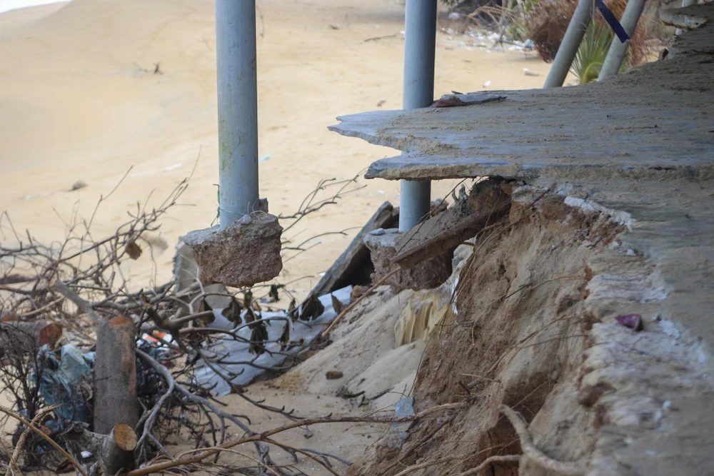 chu-quan-o-bien-ham-rong-bat-luc-nhin-song-du-nuot-tai-san (15).jpg