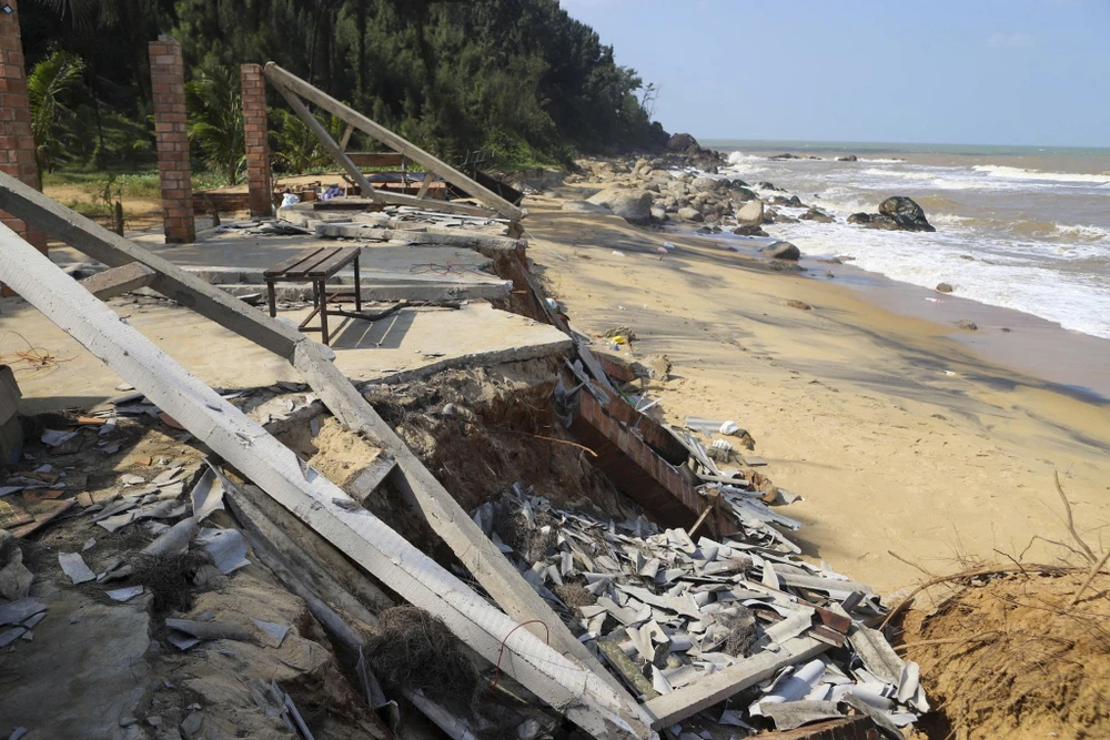 chu-quan-o-bien-ham-rong-bat-luc-nhin-song-du-nuot-tai-san (16).jpg