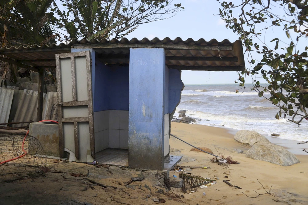 chu-quan-o-bien-ham-rong-bat-luc-nhin-song-du-nuot-tai-san (17).jpg