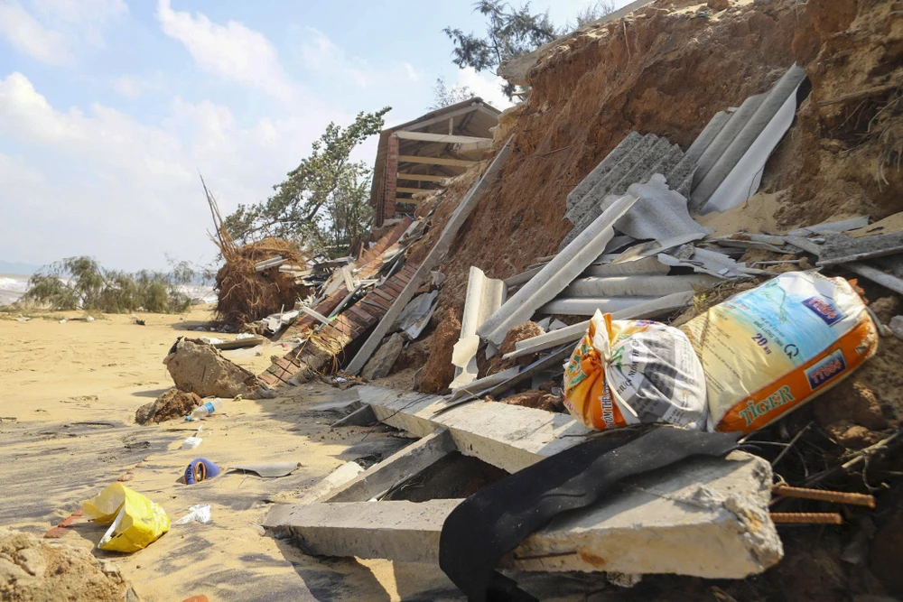 chu-quan-o-bien-ham-rong-bat-luc-nhin-song-du-nuot-tai-san (3).jpg