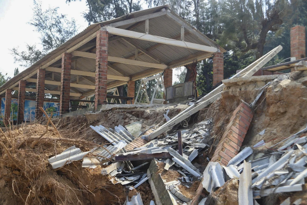 chu-quan-o-bien-ham-rong-bat-luc-nhin-song-du-nuot-tai-san (6).jpg