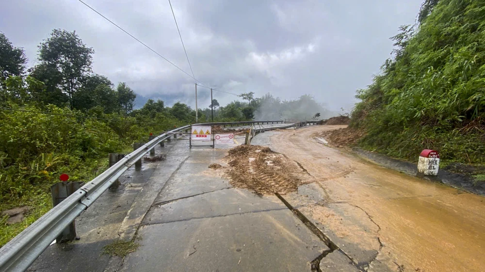 duong-ho-chi-minh-bi-xe-toac-cau-bi-xo-nghieng-sau-tran-mua-lich-su (1).jpg