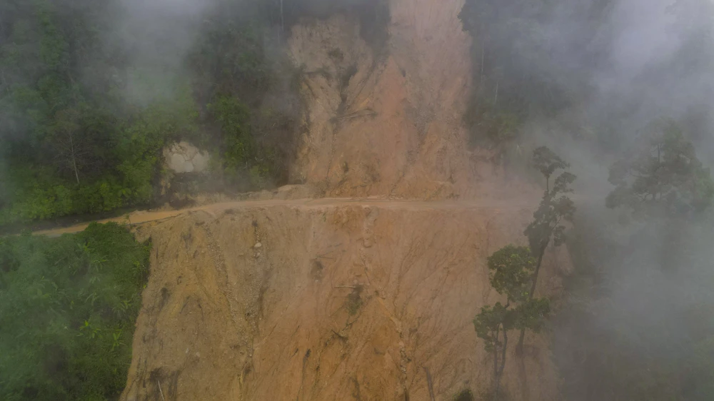 duong-ho-chi-minh-bi-xe-toac-cau-bi-xo-nghieng-sau-tran-mua-lich-su (10).jpg