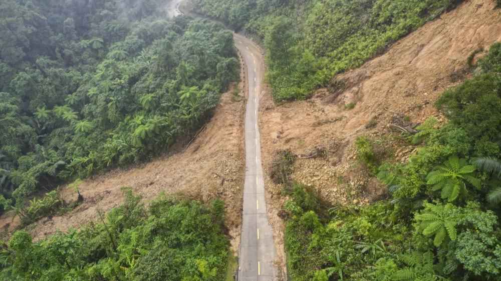 duong-ho-chi-minh-bi-xe-toac-cau-bi-xo-nghieng-sau-tran-mua-lich-su (12).jpg