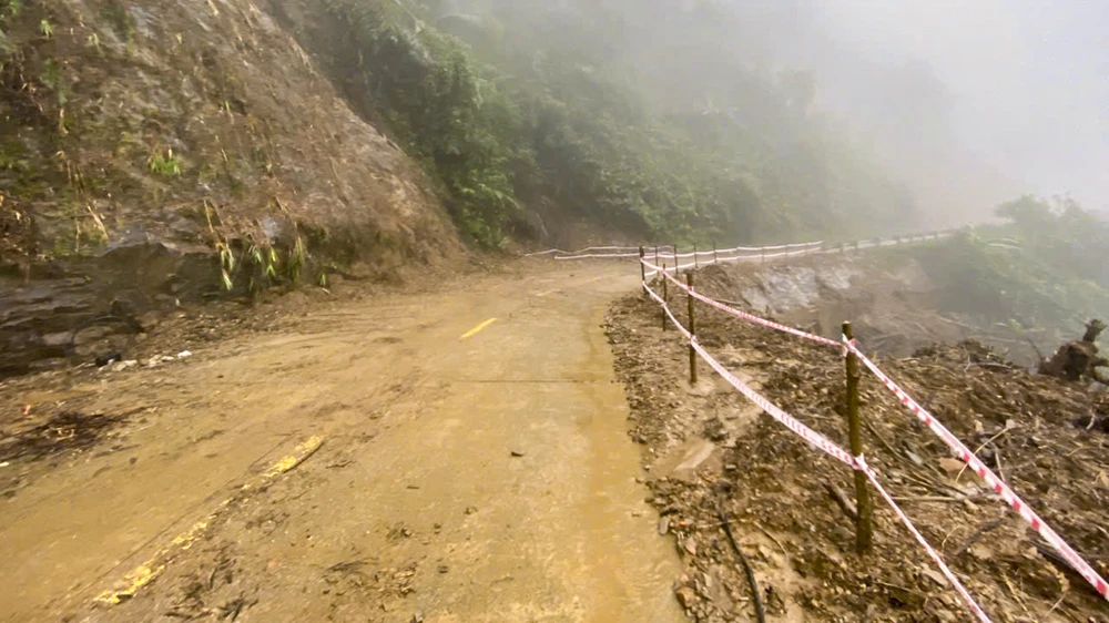 duong-ho-chi-minh-bi-xe-toac-cau-bi-xo-nghieng-sau-tran-mua-lich-su (13).jpg