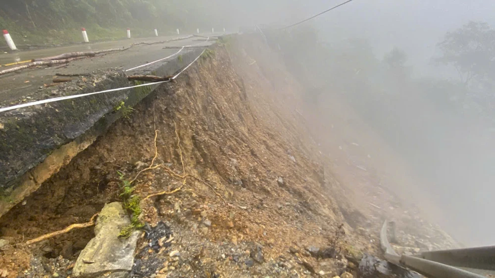 duong-ho-chi-minh-bi-xe-toac-cau-bi-xo-nghieng-sau-tran-mua-lich-su (14).jpg