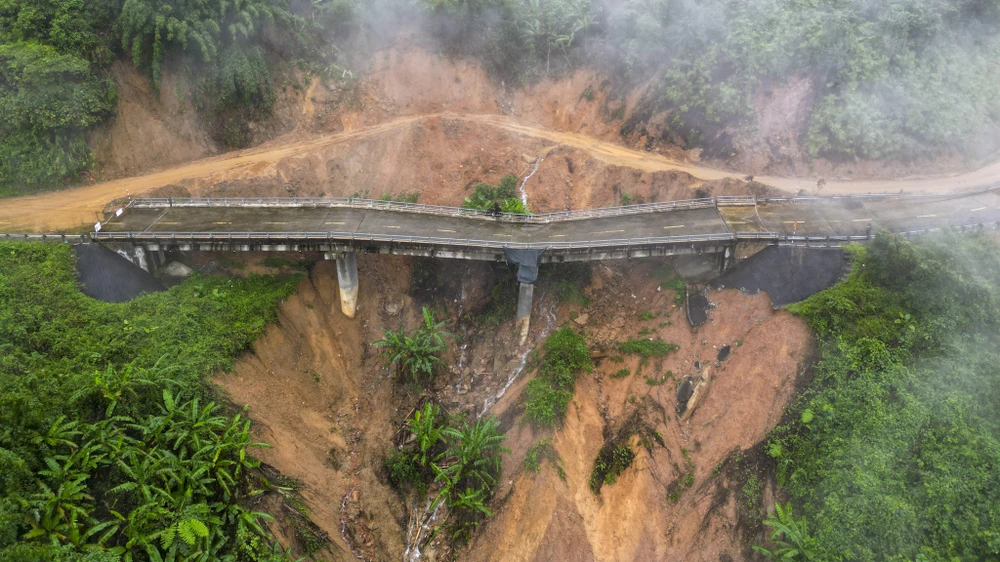 duong-ho-chi-minh-bi-xe-toac-cau-bi-xo-nghieng-sau-tran-mua-lich-su (2).jpg